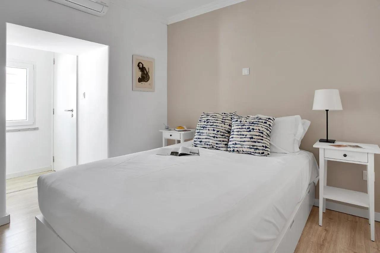 Modern 2 Bedroom Apartment In Estrela With Outside Terrace! Amazing For Families, Couples, Friends Lisboa 0*,  Portugal