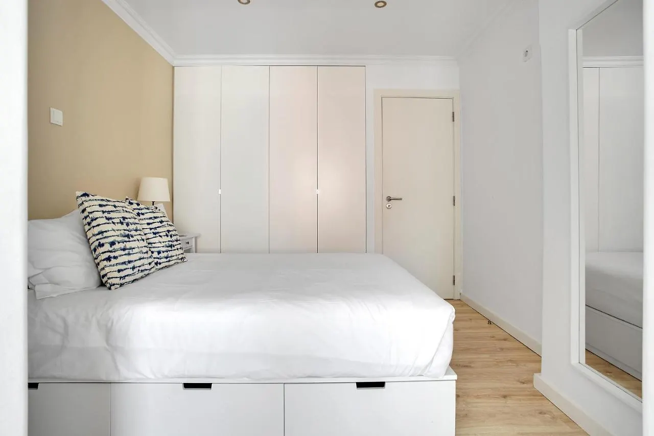 Modern 2 Bedroom Apartment In Estrela With Outside Terrace! Amazing For Families, Couples, Friends Lisboa