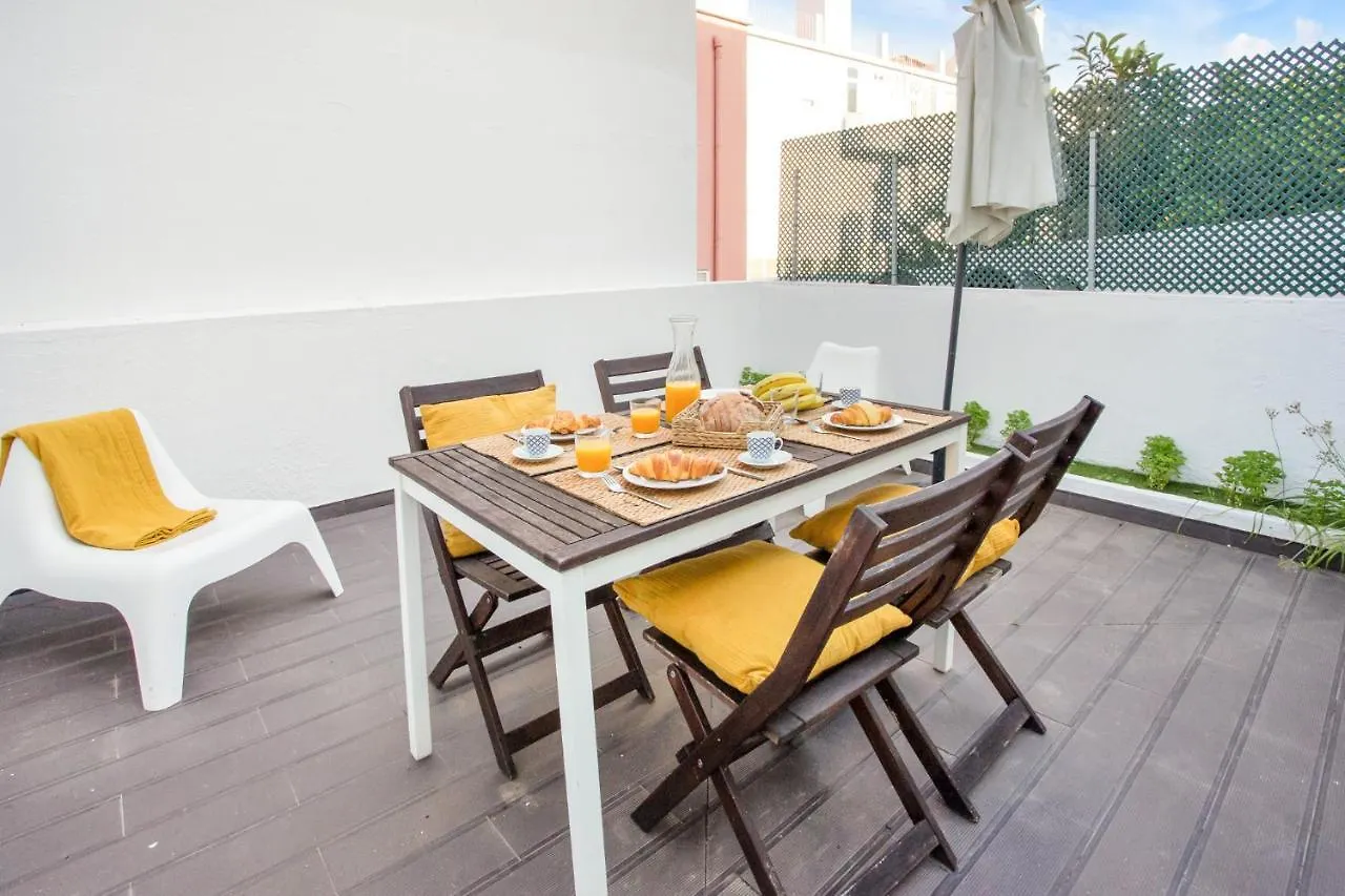 Modern 2 Bedroom Apartment In Estrela With Outside Terrace! Amazing For Families, Couples, Friends Lisboa