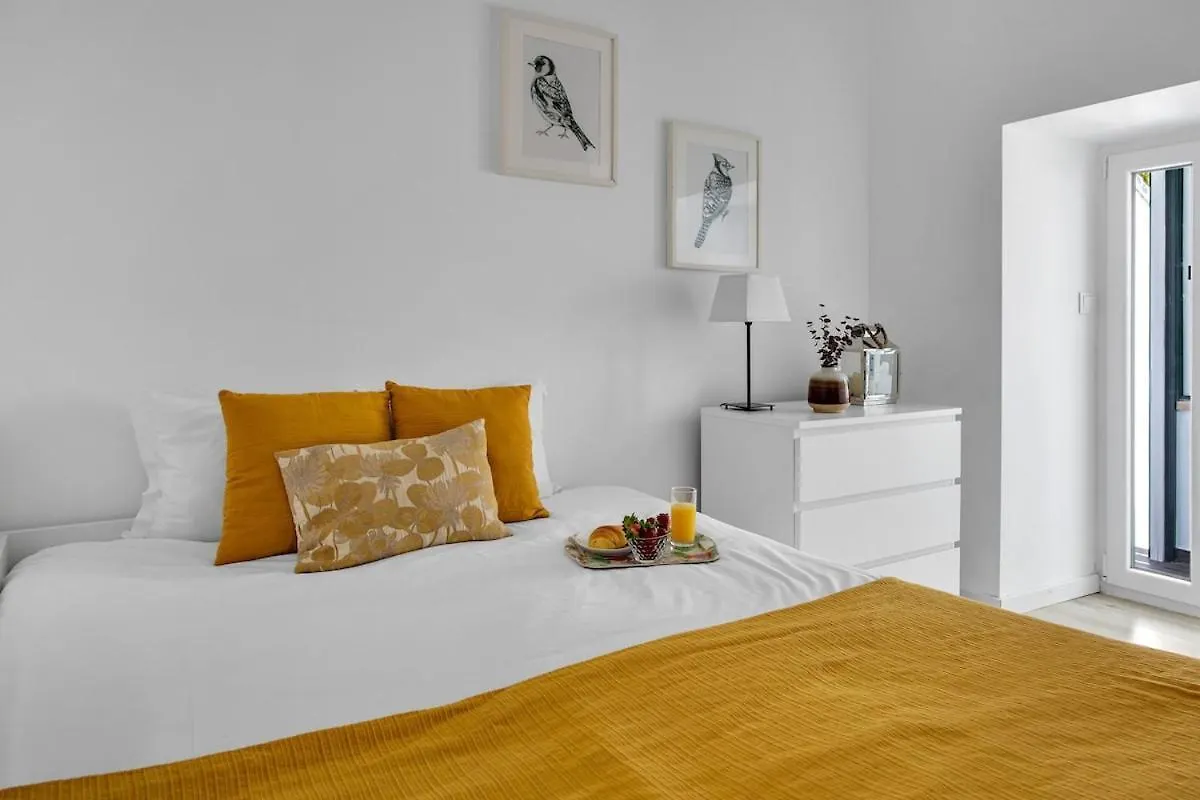 Modern 2 Bedroom Apartment In Estrela With Outside Terrace! Amazing For Families, Couples, Friends Lisboa