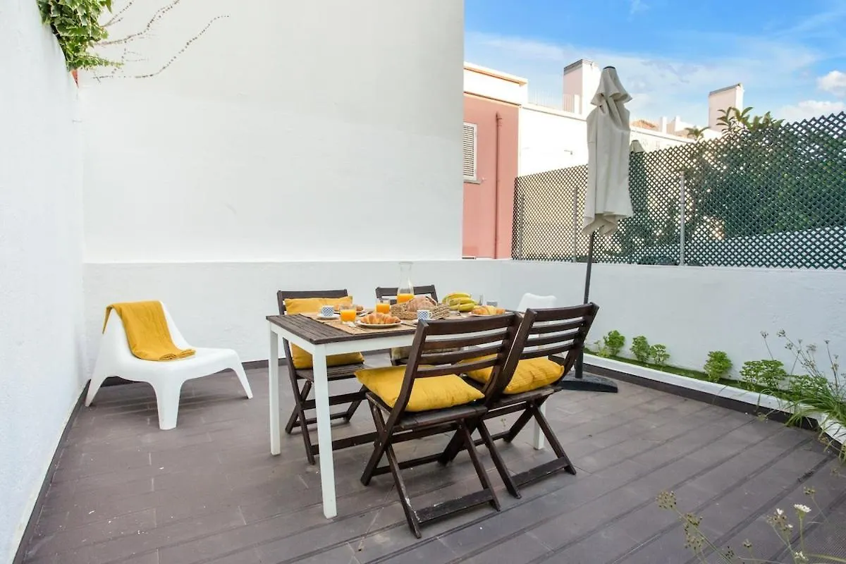 Modern 2 Bedroom Apartment In Estrela With Outside Terrace! Amazing For Families, Couples, Friends Lisboa