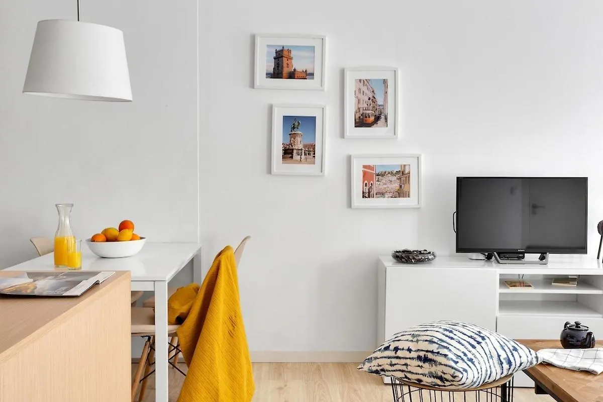 Modern 2 Bedroom Apartment In Estrela With Outside Terrace! Amazing For Families, Couples, Friends Lisboa