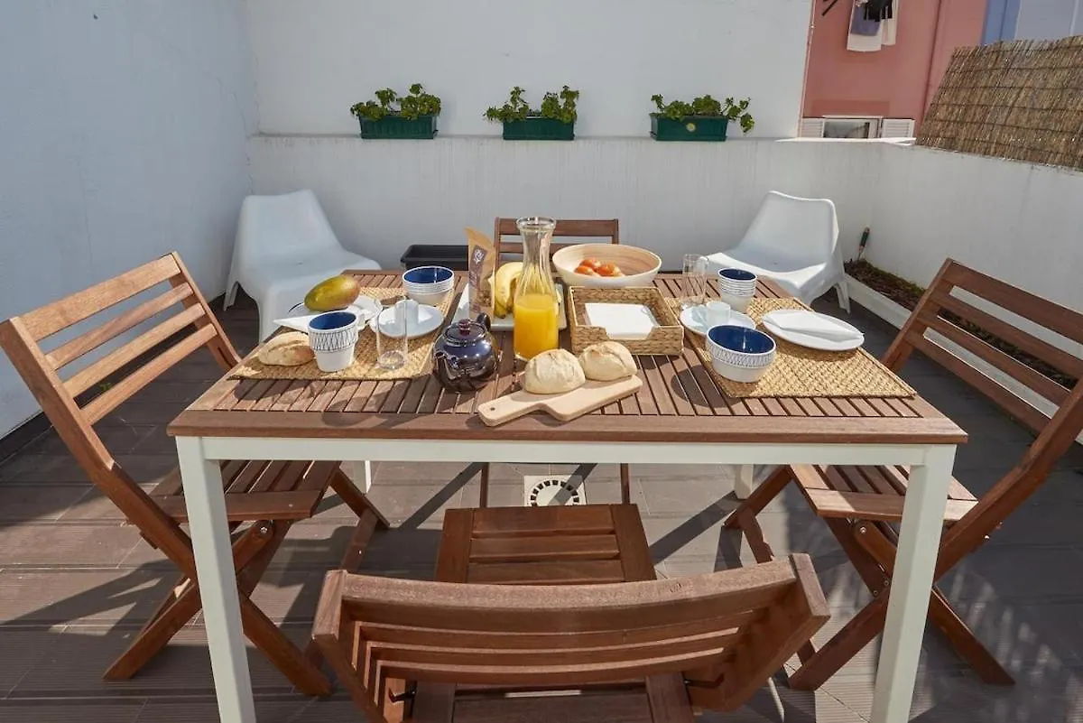 Modern 2 Bedroom Apartment In Estrela With Outside Terrace! Amazing For Families, Couples, Friends Lisboa